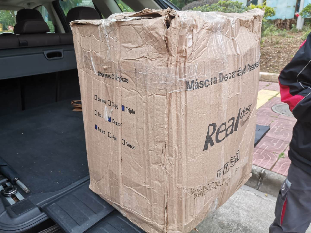 太阳成集团tyc1050澳门籍大二女生向公司赠送5000只外科医用口罩