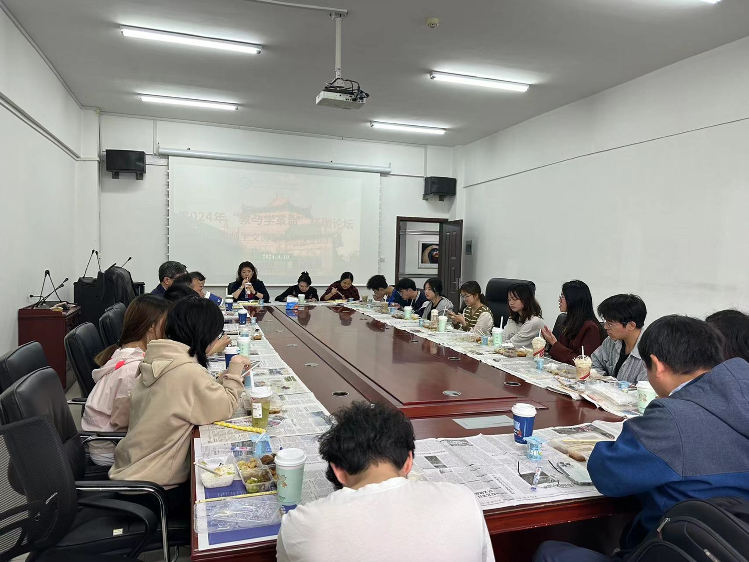太阳成集团tyc1050召开2022级师生交流会暨院领导接待日